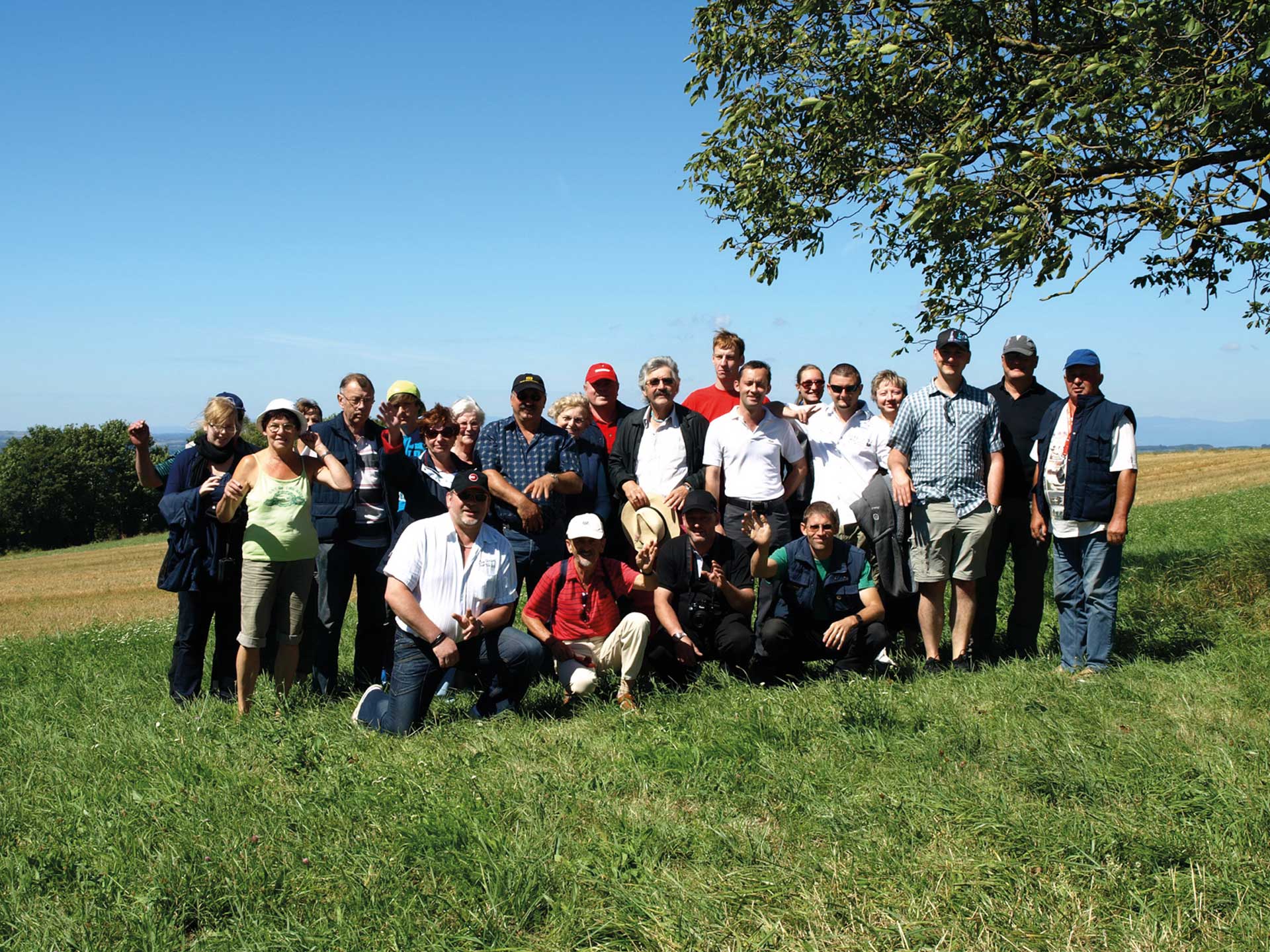 Nach dem Trabanttreffen Schweiz 2012 in Aarau wird vor der weiten Fahrt zurück nach Weimar ein letztes Gruppenbild auf den Jurahöhen in der Westschweiz geschossen. Seit vielen Jahren besteht eine tiefe Freundschaft zwischen den Thüringern und dem Trabant-Club Schweiz. Foto: Trabant-Club Schweiz
