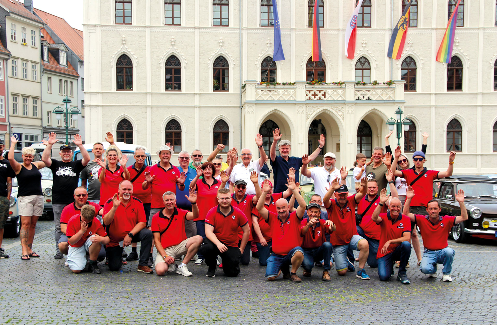 Nicht fehlen darf 2026 ¬– zum 30. Geburtstag des Treffens und des 20. des Gastgebervereins – die traditionelle Fahrt nach Weimar. Sie ist für Touristen und die Bevölkerung der Klassikerstadt ein Ereignis. Das Bild entstand 2025, als die Teilnehmer bereits auf das runde Fest am 27. und 28. Juni 2026 einstimmten. Foto: TTT