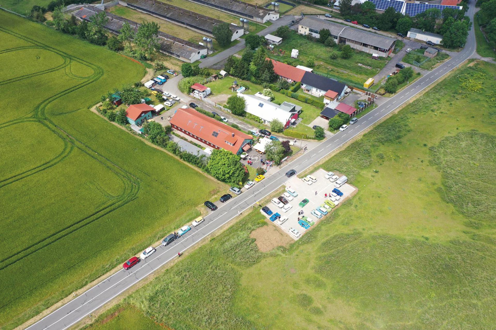 Das Museum „Ostauto-Paradies Hottelstedt”, die Umgebung und der neue Parkplatz aus der Vogel- beziehungsweise Drohnenperspektive. Foto: TTT